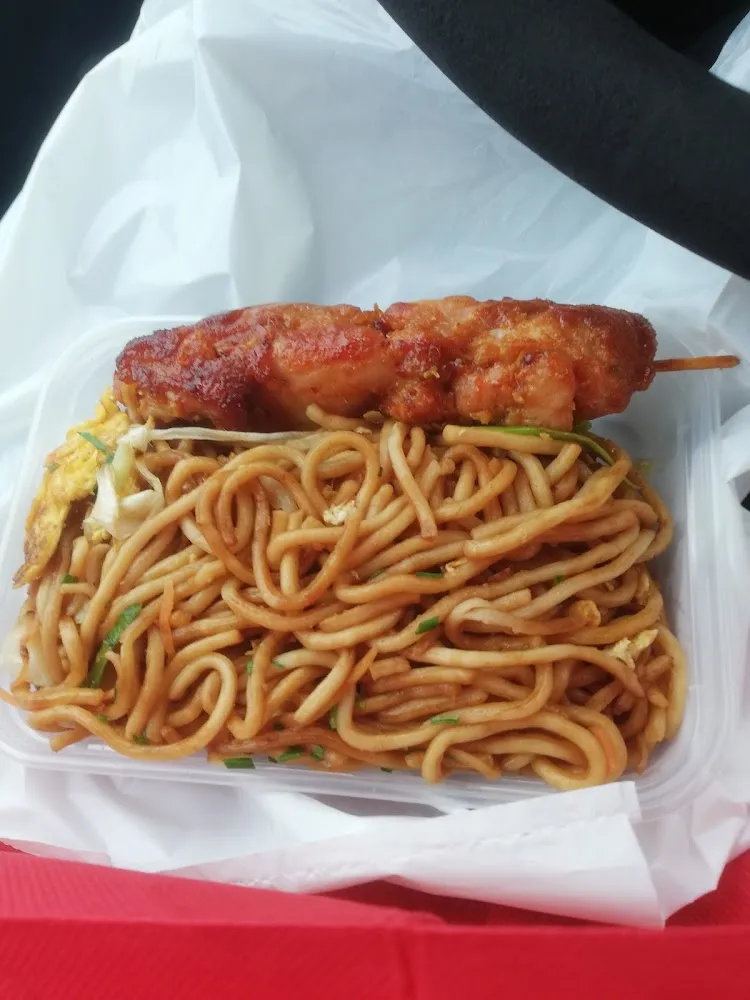 Nouilles Sautées Brochettes Poulet